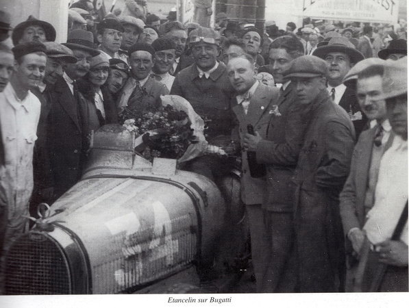 Source : "Reims, vitesse, champagne et passion" par Dominique Dameron-Derauw, Cyrille Mélin et Jean-Pierre Mélin, L'Atelier Graphique, Reims - Crédit photo : Archives Association Circuit de Gueux